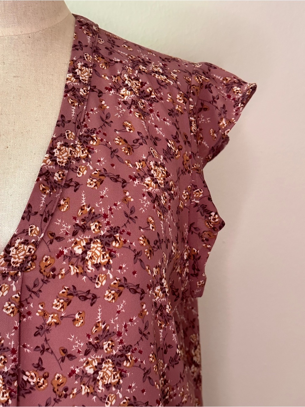 Floral and flowing Medium tunic pullover top with angel sleeves in 100 polyester - Picture 3 of 7